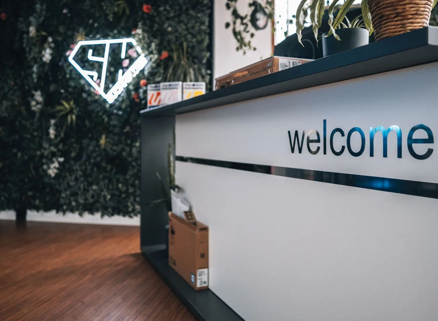 Empfang mit „welcome“-Schriftzug und SH-Logo im Suchhelden-Büro in Osnabrück
