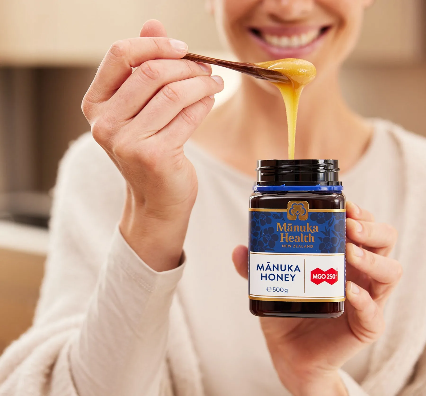 Frau hält ein Glas Manuka Health Honig