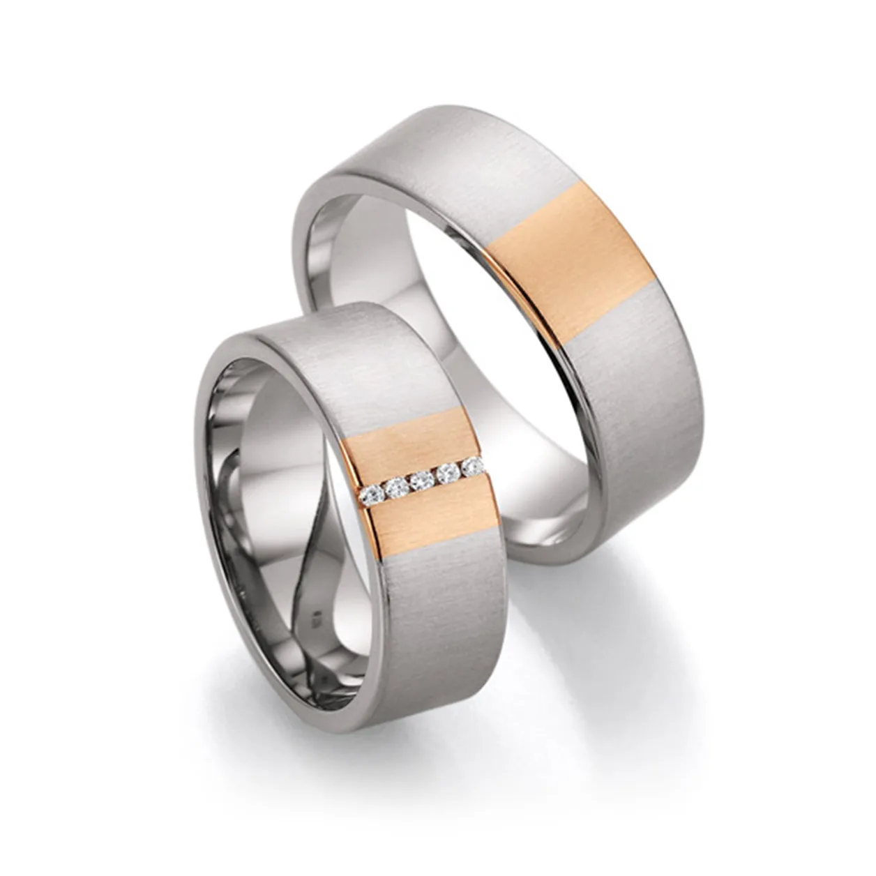 Goldene Trauringe – einer mit Diamantbesatz, Nahaufnahme