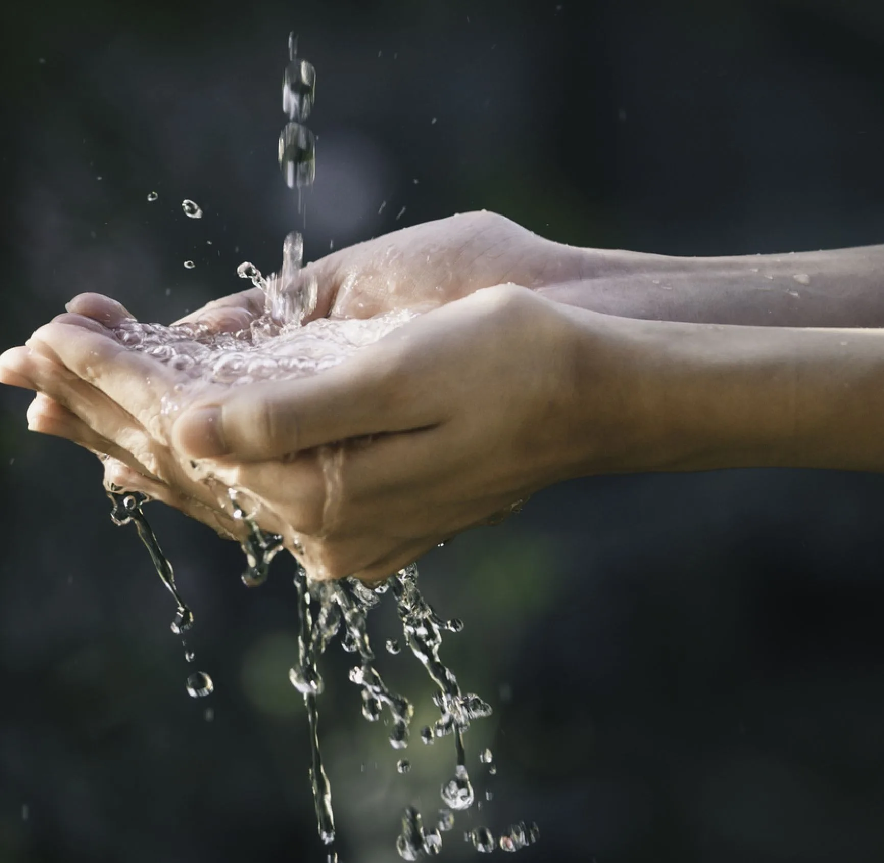 Hände unter fließendem Wasser am modernen Wasserhahn in wavin case study