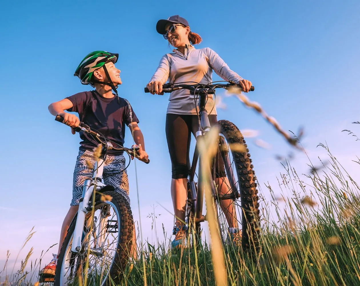 Mutter und Sohn, startbereit fuer eine Fahrradtour