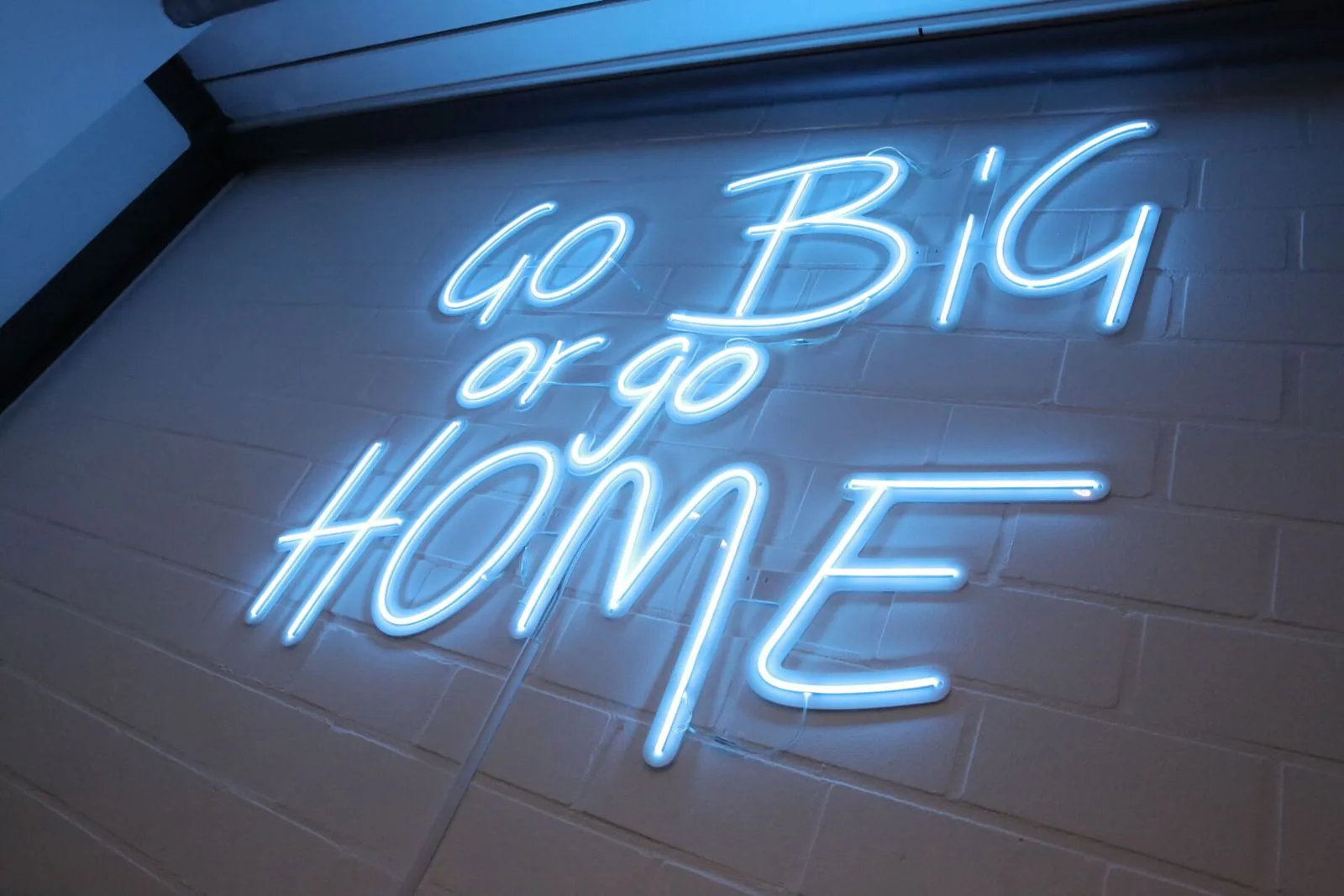 Neonschriftzug „Go big or go home“ im Suchhelden-Büro in Osnabrück