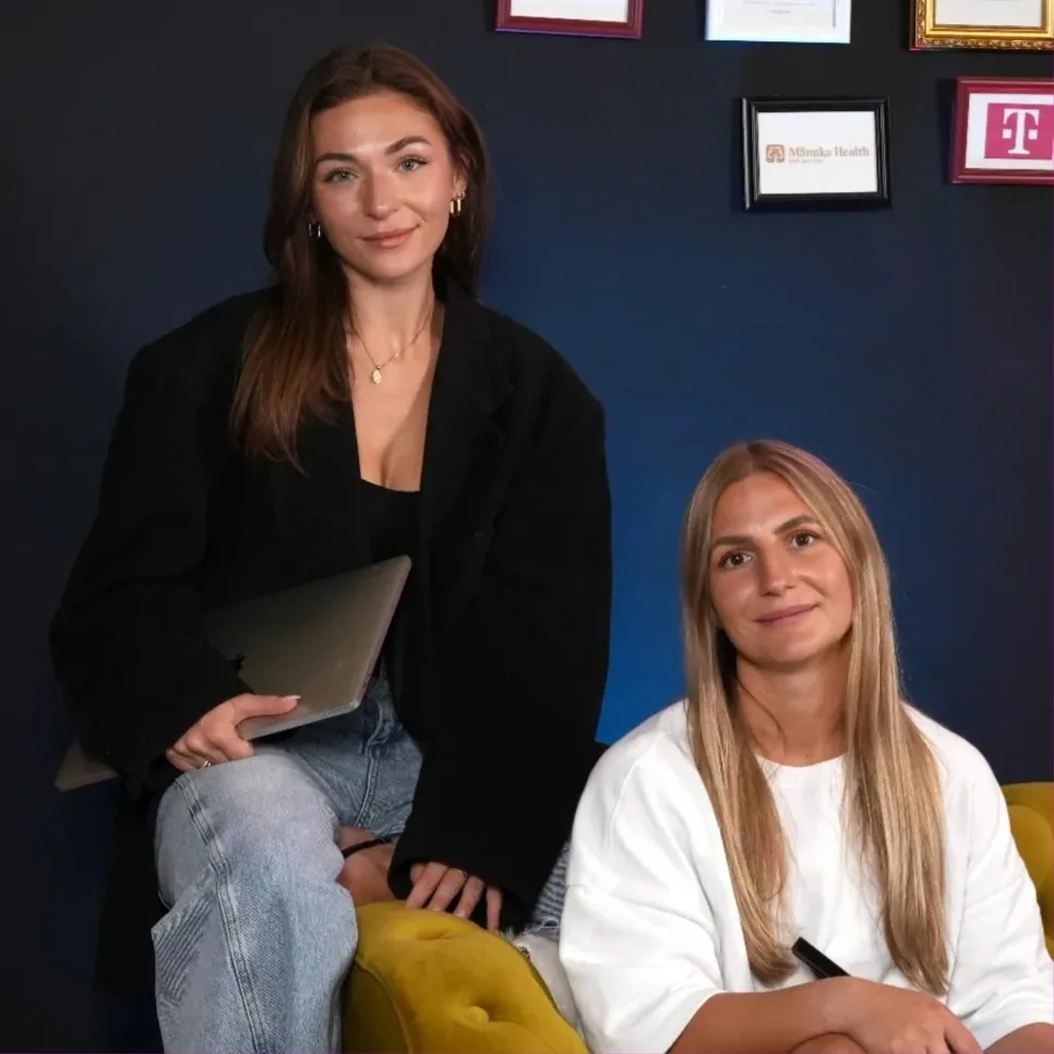 Zwei Suchhelden-Mitarbeiterinnen aus dem Social-Media-Team im Büro